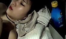O adolescentă asiatică umflată se umple de un penis mare în autobuz
