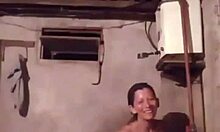 Το ερασιτεχνικό πορνό βίντεο της Lucia Beatriz Pealoza που είναι άτακτη στο μπάνιο για τον σύντροφό της