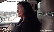 סרטון סקס רחוב צ'כי של MILF חזה מקבל את התחת שלה דפק בפומבי