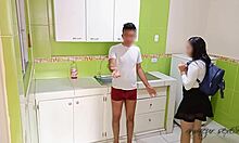 Koledžarka brez las prosi za seks s svojo polsestro v kuhinji