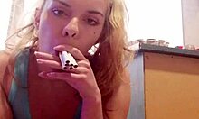 18-år gammel amatør røyker seks Marlboro-røde i det offentlige