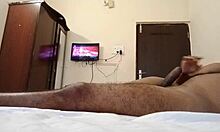 Indijska MILF z obrito muco uživa v hotelskem seksu