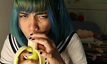 Amatööri-cosplay-tyttö nauttii banaanityylisestä syvän kurkun harrastuksesta