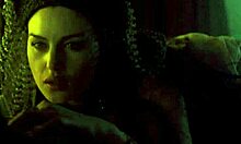 Monica Bellucci z velikimi joški v vročem prizoru iz filma Dracula iz leta 1992