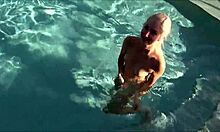 Une jeune blonde reçoit un massage du genou de son demi-oncle au bord de la piscine