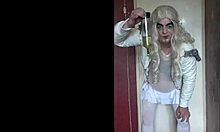 양성애자 크로스드레서는 집에서 만든 비디오에서 다른 사람의 소변을 열렬히 삼킨다