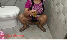 Egy indiai nőt lenyelnek és megbasznak a nyilvános mosdóban