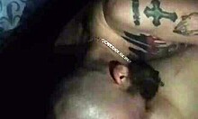 Жена с татуировками подчиняется своему мужу в горячем видео