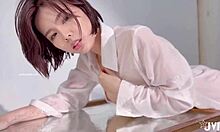 Цутка азијска девојка је раздирана и мокра у нецензурираном видео снимку