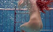 Nina Mohnatka, mladá dívka, předvádí své velké prsa a sexy zadek v bazénu
