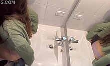 Amatőr pár nyilvános szexet folytat a fürdőszobában