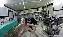Guantes y escáner corporal: Una búsqueda de striptease de adolescentes en la Florida termina con bondage