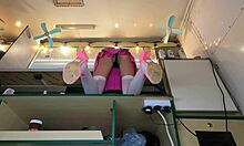 Η 18χρονη καστανή αναβοσβήνει τις κάλτσες της στη δουλειά για διασκέδαση