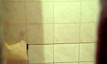 En hjemmelavet video af en kvinde, der vasker sig