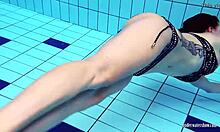 अमेचुर टीन कैटरीन एक होम वीडियो में नंगी पानी में जाती है।